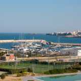 ...mentre sulla destra ecco il porto di Polignano e l�alto costone roccioso su cui � abbarbicato il centro storico del paese